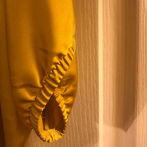 Express gold top with cute detailing in size XS - Picture 4 of 6